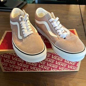 Van’s Old Skool Size 9 Women, 7.5 Men